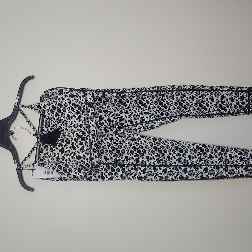 Zyia large Snow Lepord Sports Wear Set